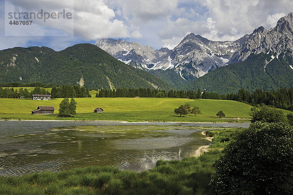Deutschland  Bayern  Schmalsee mit Karwendelgebirge im Hintergrund