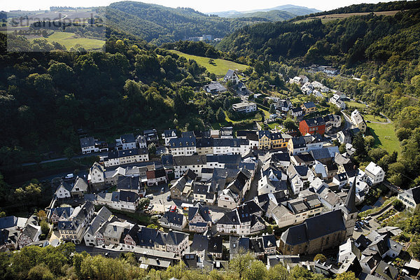 Deutschland  Rheinland-Pfalz  Monreal  Hochansicht der Stadt mit Bergen im Hintergrund