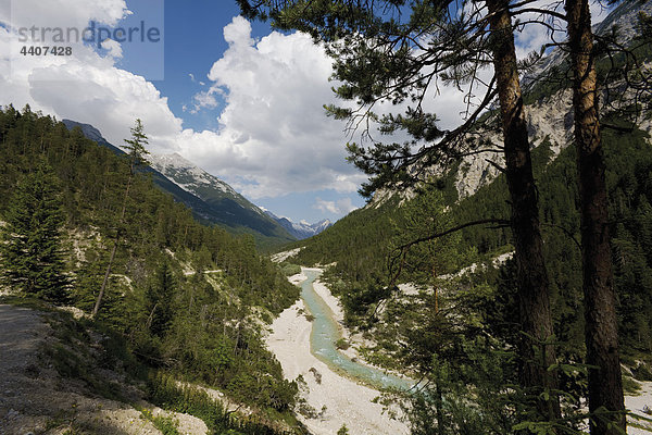 Österreich  Tirol  Hinterautal  Blick auf die durch die Berge fließende Isar