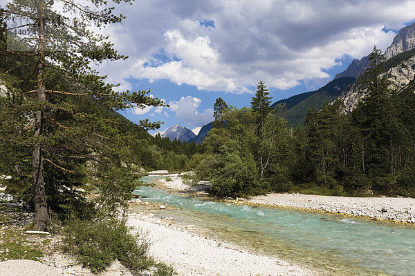 Österreich  Tirol  Hinterautal  Blick auf die durch die Berge fließende Isar