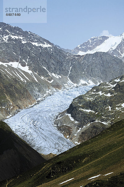 Österreich  Tirol  Kaunertal  Blick auf den Gepatschgletscher durch die Berge