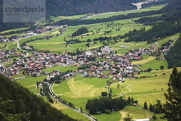 Österreich  Tirol  Oetz  Ötztal  Luftaufnahme der Landschaft mit Ort