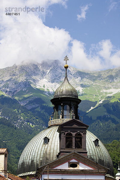 Österreich  Tirol  Innsbruck  Blick auf die Mariahilfkirche mit Bergen im Hintergrund