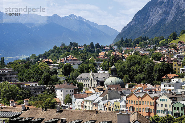 Österreich  Tirol  Innsbruck  Stadtansicht mit Bergen im Hintergrund