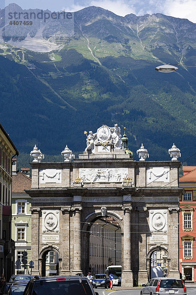 Österreich  Tirol  Innsbruck  Blick auf die Stadt am Triumphbogen