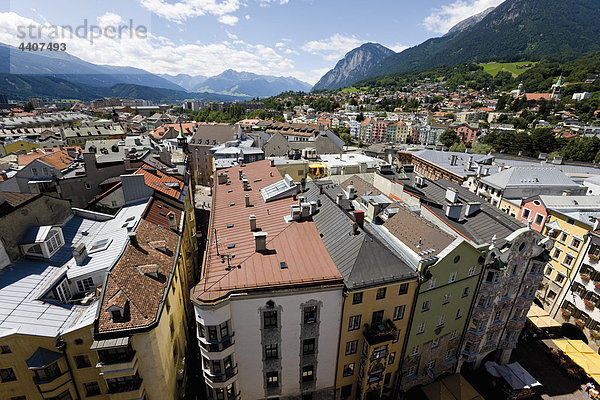 Österreich  Tirol  Innsbruck  Blick auf das Stadtbild mit Bergen im Hintergrund
