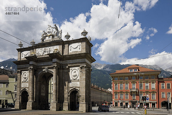 Österreich  Tirol  Innsbruck  Blick auf den Triumphbogen mit Menschen im Hintergrund