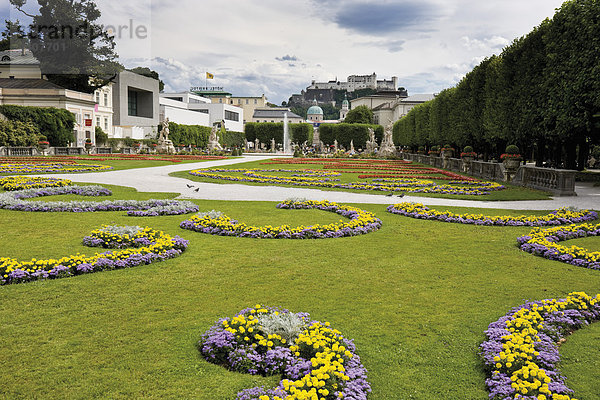 Österreich  Salzburg  Blick auf die Salzburger Dom Festung Hohensalzburg und den Mirabellgarten