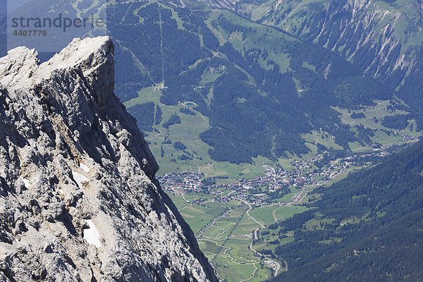 Deutschland  Bayern  Zugspitze  Blick auf Lermoos in Tirol  Österreich