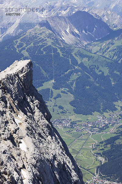 Deutschland  Bayern  Zugspitze  Blick auf Lermoos in Tirol  Österreich