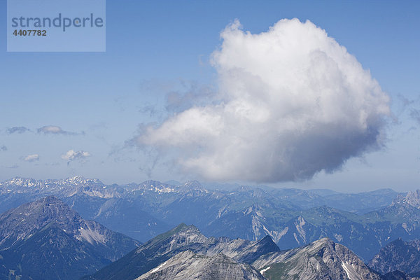 Deutschland  Bayern  Blick auf Wolken über Gebirge
