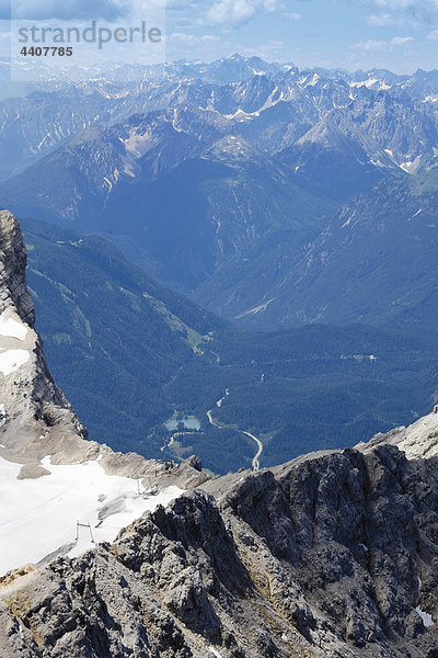 Deutschland  Bayern  Zugspitze  Blick auf Gebirge und Fernpass in Tirol  Österreich