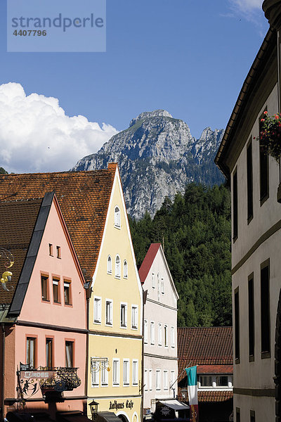 Deutschland  Bayern  Allgäu  Füssen  Außenansicht des Gebäudes mit Bergen im Hintergrund