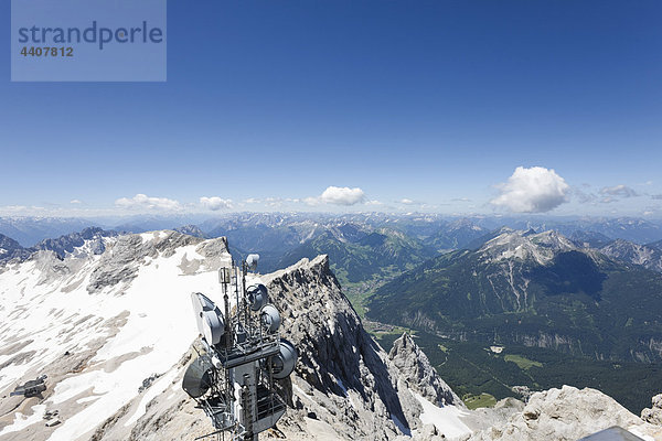 Deutschland  Bayern  Zugspitze  Blick auf Gebirge und Kommunikationsturm