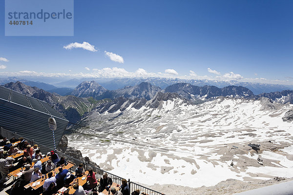 Österreich  Tirol  Zugspitze  Blick auf Outdoor-Café mit Bergen im Hintergrund