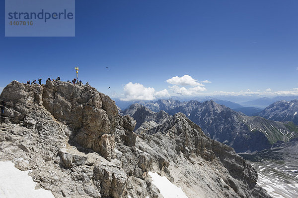 Österreich  Tirol  Zugspitze  Menschen und Kreuz auf Berggipfel