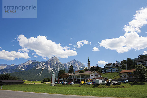 Österreich  Tirol  Lermoos  Blick auf Gebäude mit Berg im Hintergrund