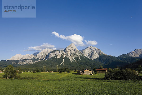 Österreich  Tirol  Blick auf die Landschaft mit den Bergketten Mieminger Kette und Ehrwalder Sonnenspitze.