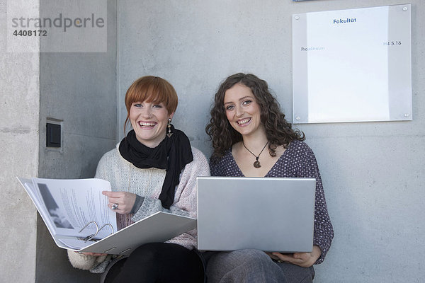 Deutschland  Leipzig  Studenten mit Laptop  lächelnd  Portrait