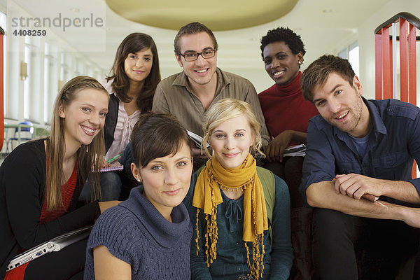 Deutschland  Leipzig  Studentengruppe sitzend  lächelnd  Portrait