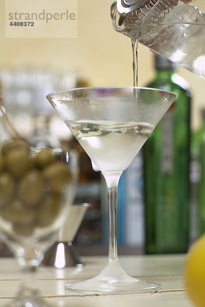 Martini in Martini-Glas gegossen  schließen.