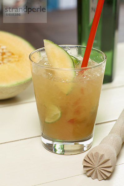 Cocktail mit Melonen- und Limettenscheibe  Nahaufnahme.
