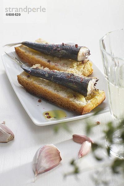 Garnierte Sardine auf Ciabatta-Brot.