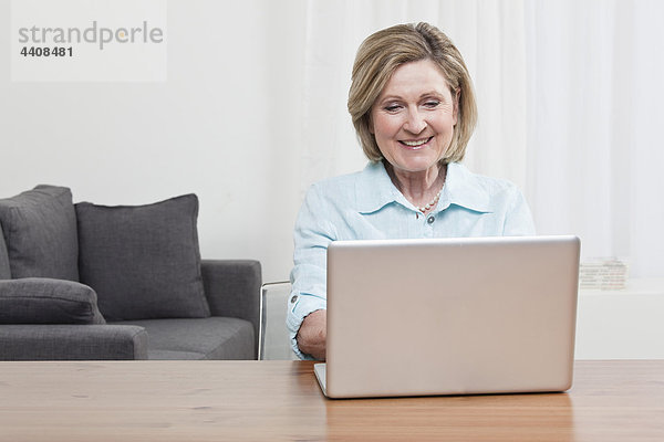 Frau mit Laptop  lächelnd