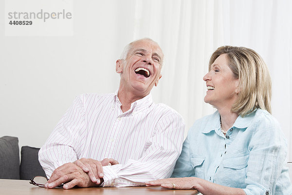 Seniorenpaar genießt  lächelt