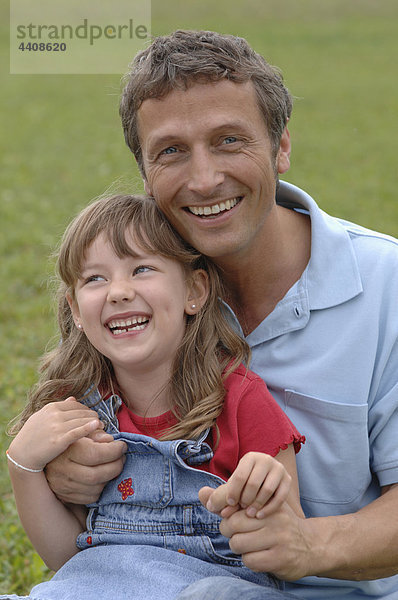Vater und Tochter spielen im Garten  Portrait  Lächeln