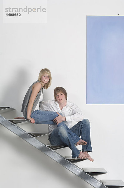 Teenager-Paar auf der Treppe sitzend  Portrait