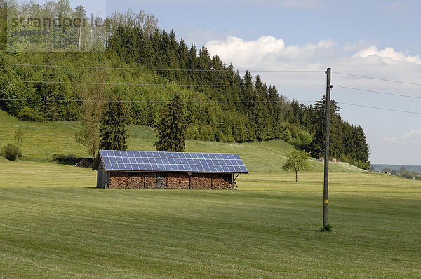 Deutschland  Bayern  Holzhütte mit Solarzellendach