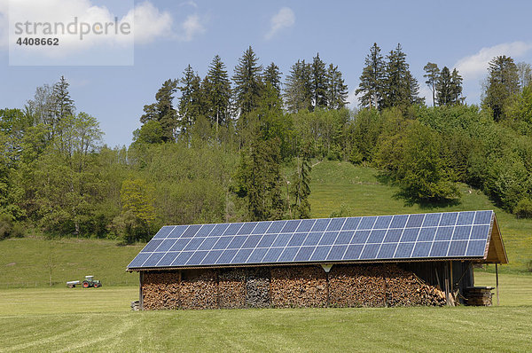 Deutschland  Bayern  Holzhütte mit Solarzellendach