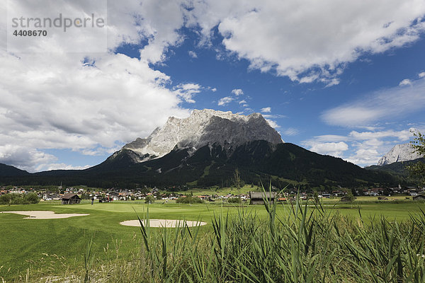 Österreich  Tirol  Ehrwald  Zugspitz  Blick auf Golfplatz mit Bergen im Hintergrund