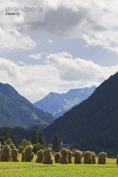 Österreich  Tirol  Ehrwald  Blick auf Heuhaufen mit Bergen im Hintergrund