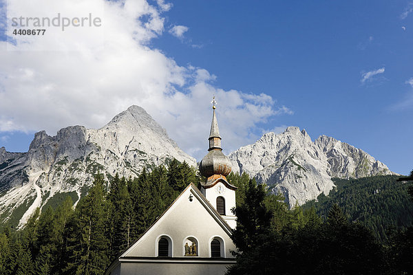 Österreich  Tirol  Biberwier  Blick auf Kirche mit Bergen im Hintergrund