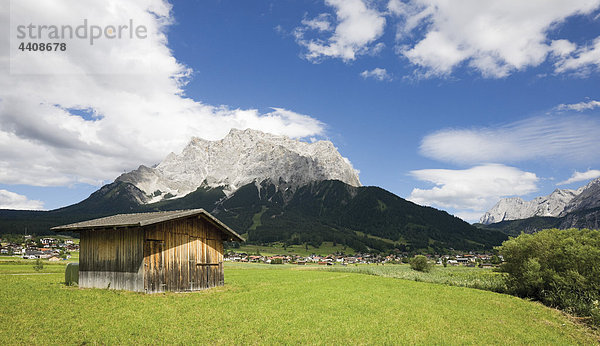 Österreich  Tirol  Ehrwald  Gebaute Struktur in ländlicher Umgebung mit Bergen im Hintergrund