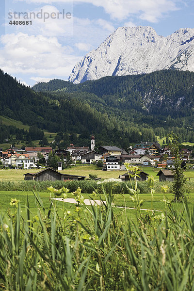 Österreich  Tirol  Mieming  Ehrwald  Dorfansicht mit Bergketten