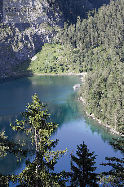 Österreich  Tirol  Blick auf den Blindsee durch den Berg