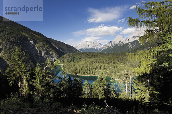 Österreich  Tirol  Zugspitze  Blick auf den Blindsee durch den Berg