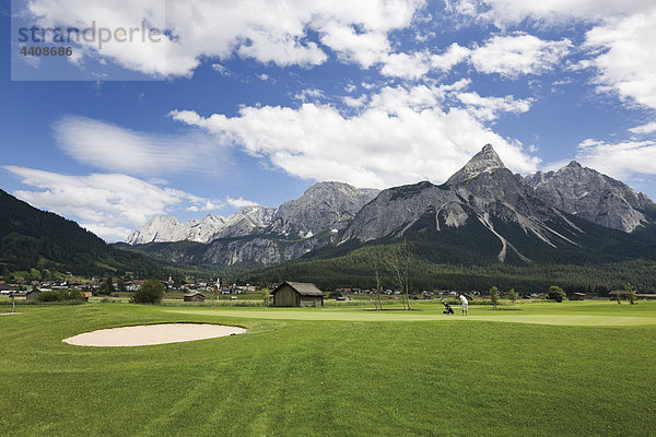 Österreich  Tirol  Ehrwald  Zugspitz  Blick auf Golfplatz mit Bergen im Hintergrund
