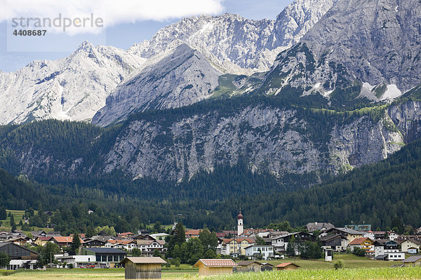 Österreich  Tirol  Mieming  Ehrwald  Dorfansicht mit Bergketten