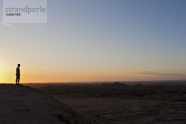 Afrika  Namibia  Namib Wüste  Swakopmund  Reife Menschen blicken auf die Mondlandschaft am Welwitschia Drive