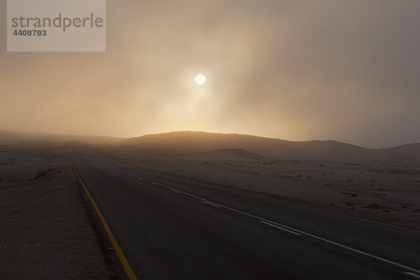 Afrika  Namibia  Namib Wüste  Swakopmund  Blick auf neblige Straße bei Tagesanbruch