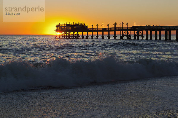 Afrika  Namibia  Namib Wüste  Swakopmund  Blick auf Anlegestelle mit Atlantik bei Sonnenuntergang