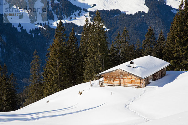 Deutschland  Bayern  Rottwand  Berghütte im Winter