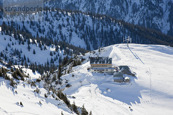 Deutschland  Bayern  Rottwand  Berghütte im Winter