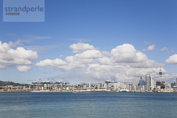 Neuseeland  Auckland  Nordinsel  Blick auf die Skyline der Stadt mit Hafenterminals