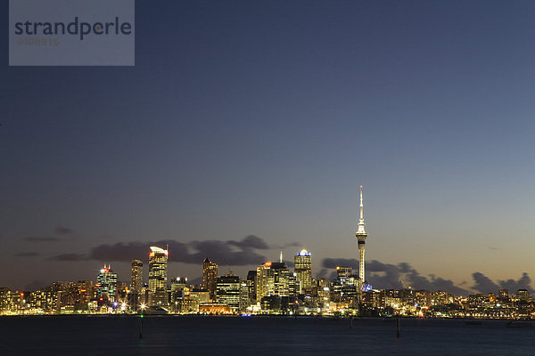 Neuseeland  Auckland  Nordinsel  Blick auf die Skyline der Stadt bei Nacht