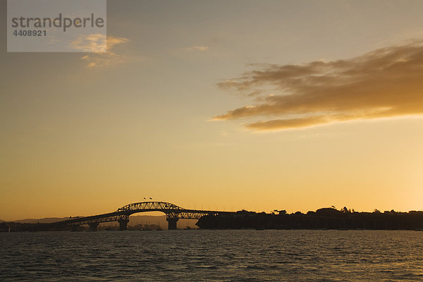 Neuseeland  Auckland  Nordinsel  Blick auf Hafenbrücke bei Sonnenuntergang